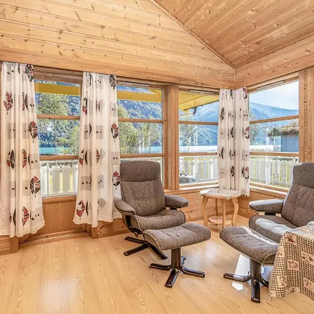 2 Bedroom Lovely In Fjaerland