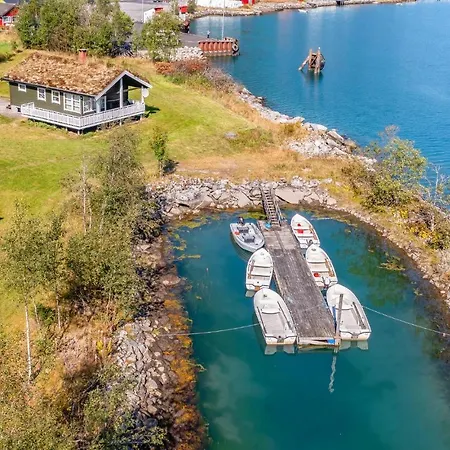 2 Bedroom Lovely In Prázdninový dům Fjaerland